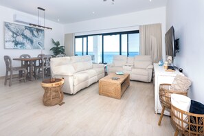 Smart TV - Experience luxury at Seahorse Escape-Penthouse in Roatan's West End, with ocean views. (Roatan)