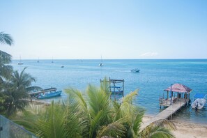 On the beach - Experience luxury at Seahorse Escape-Penthouse in Roatan's West End, with ocean views. (Roatan)