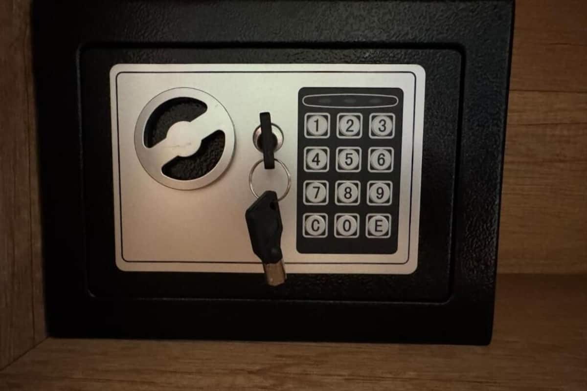 Una caja fuerte negra con teclado numérico y cerradura.