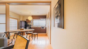 Una cocina moderna con comedor, que incluye una mesa redonda, sillas y vista a la cocina.