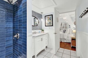 Een douche, een haardroger, handdoeken