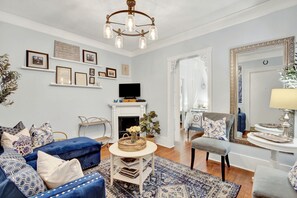 Smart TV - Charming Downtown Apartment (Savannah)