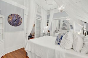 1 bedroom, iron/ironing board, free WiFi, bed sheets - Charming Downtown Apartment (Savannah)