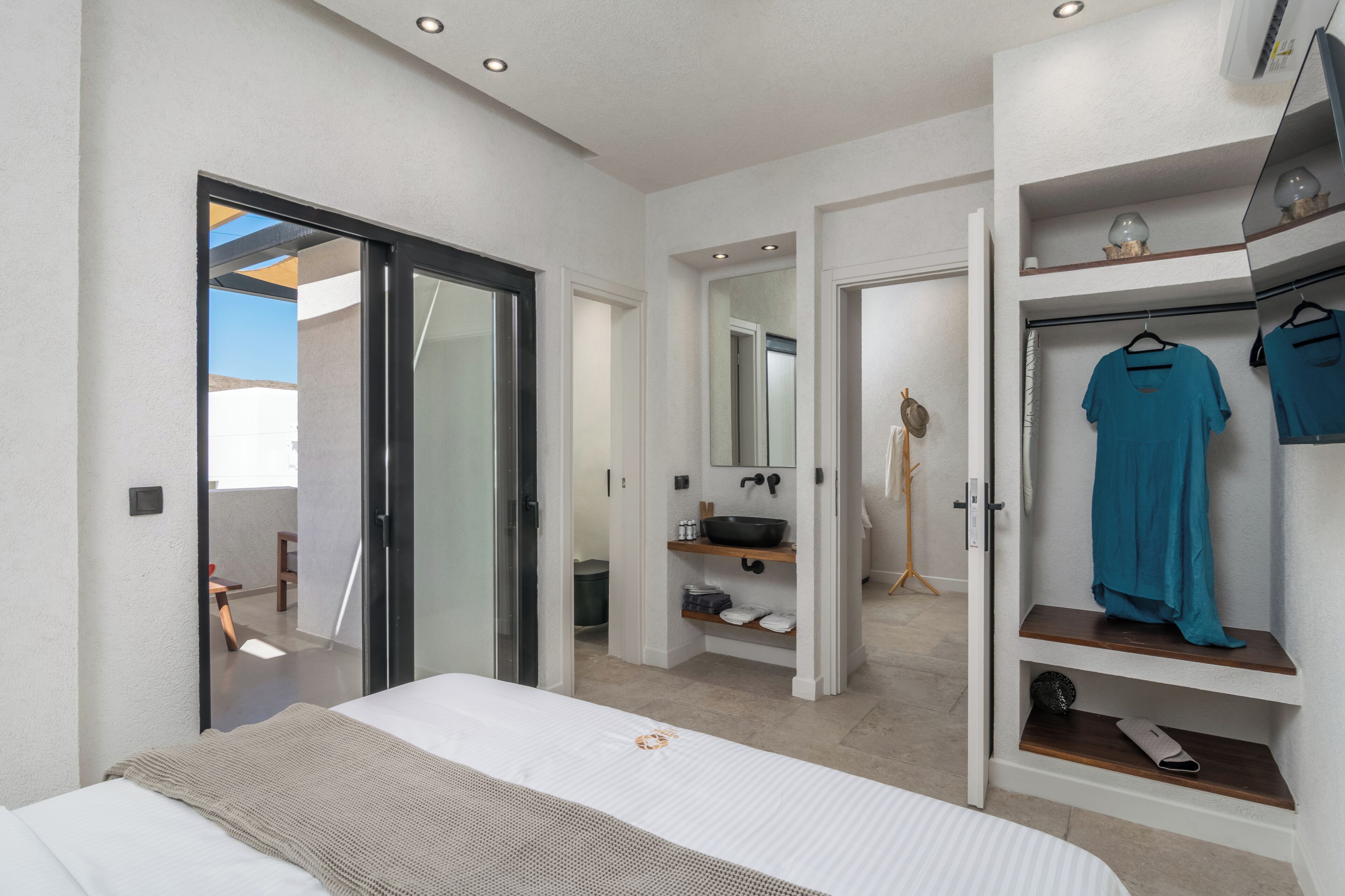 Egyptian cotton sheets, premium bedding, in-room safe, laptop workspace