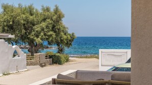 Vista costera con un cartel que dice 'Milestone Waves Luxury Apartments'.