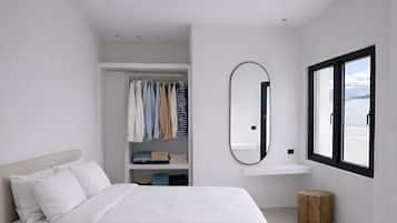 Egyptian cotton sheets, premium bedding, in-room safe, laptop workspace