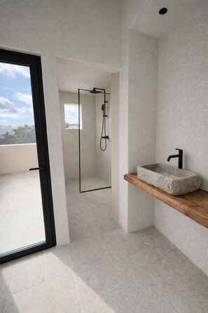 Secador de pelo, toallas, jabón y champú