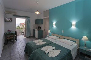 Studio, balcon, vue mer | Coffres-forts dans les chambres, rideaux occultants