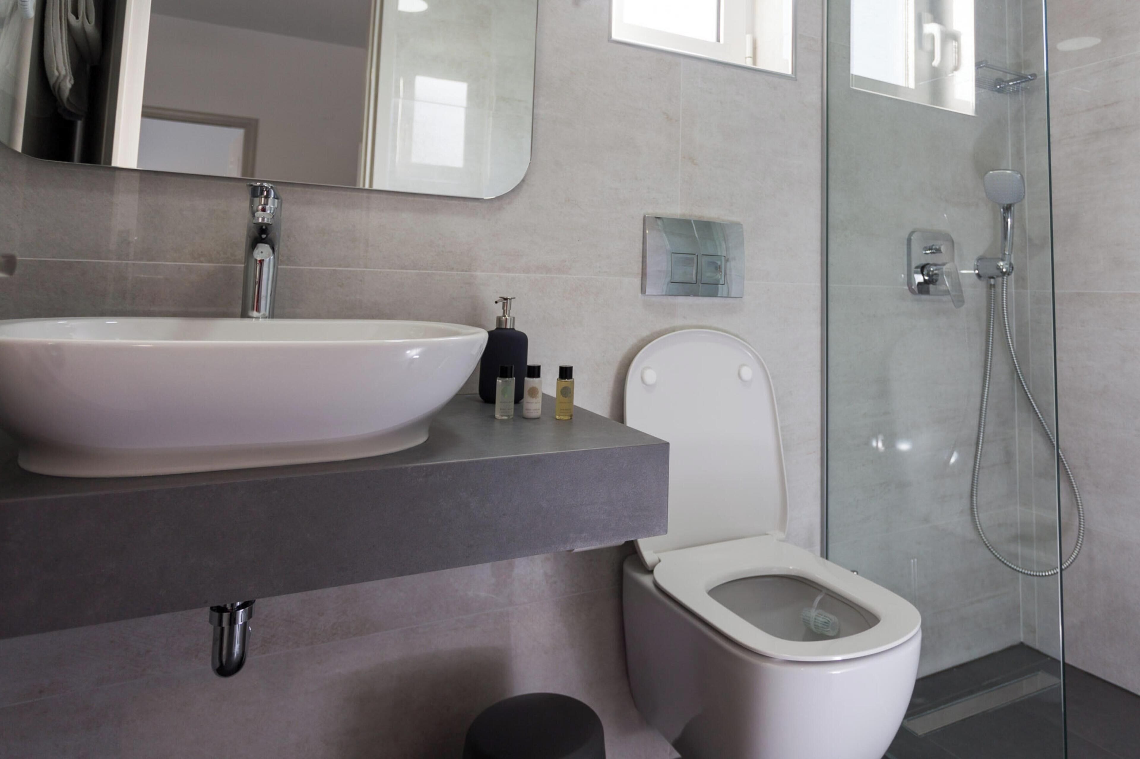 Apartment, 1 Bedroom, Sea View | Bathroom | Shower, rainfall showerhead, free toiletries, hair dryer