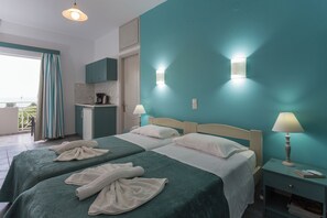 Studio, balcon, vue mer | Coffres-forts dans les chambres, rideaux occultants