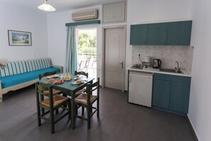 Apartment, 1 Bedroom, Sea View | Living area | 27-inch LCD TV with cable channels - Armonia Apartments (Chania)