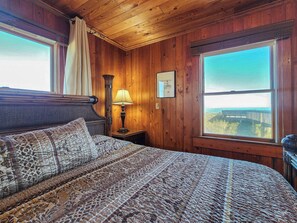 5 bedrooms, free WiFi, bed sheets - Captain's R&R - 5 BR Oceanfront Home w/Private Pool & Hot Tub - Dogs Allowed (Southern Shores)