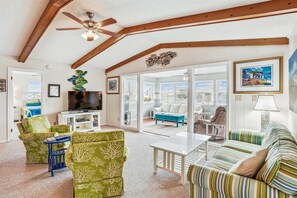 TV - Grandpa's Hideaway is a beautiful 4 BR Oceanside Home w/Private Pool (Southern Shores)