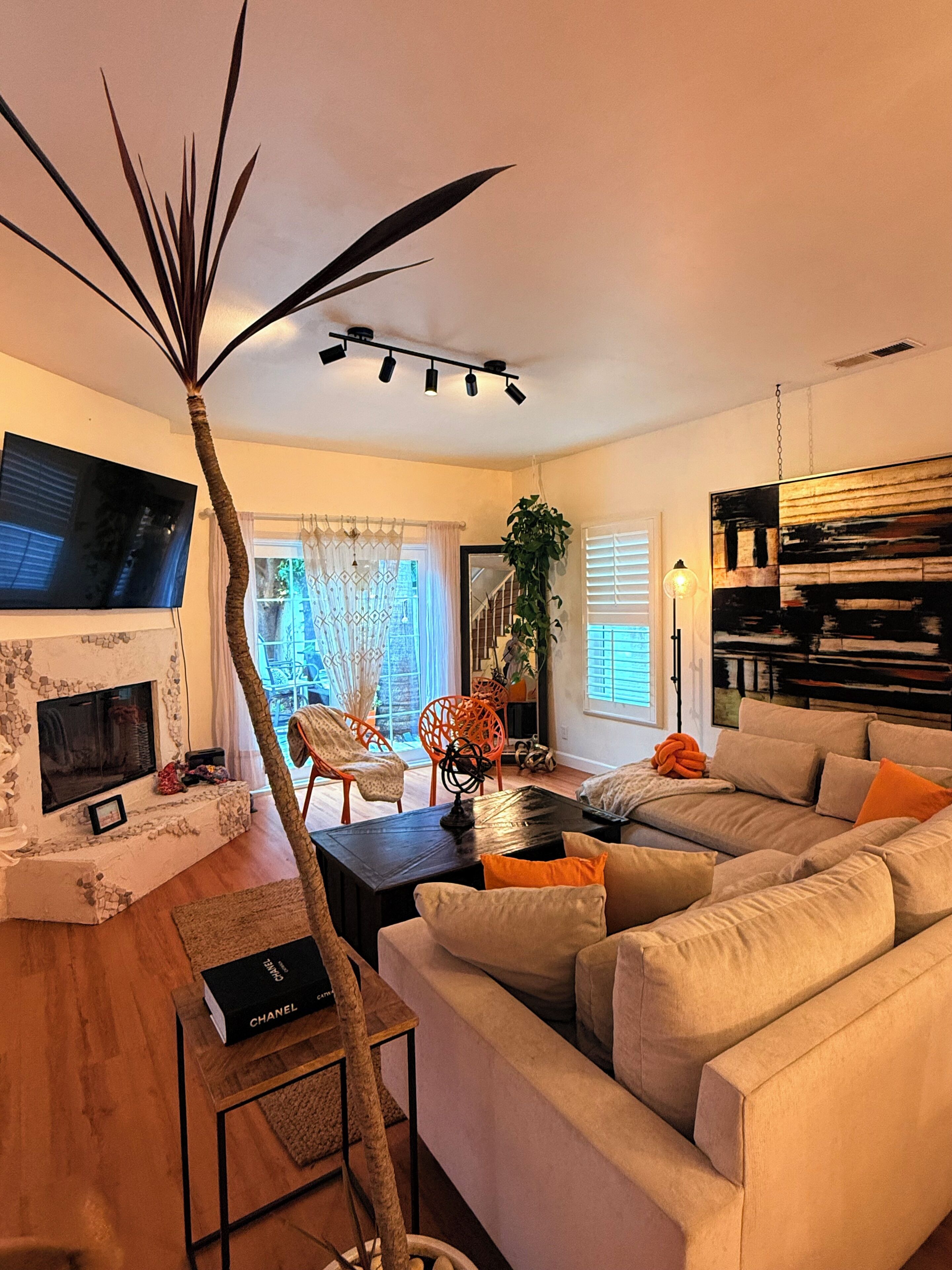 Televisión y chimenea 