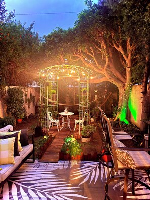 Unclassified image, 2 of 42, button