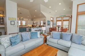 TV, books - Saltwater Gospel - Oceanside 5 BR home w/Private Pool, Dogs Allowed (Duck)