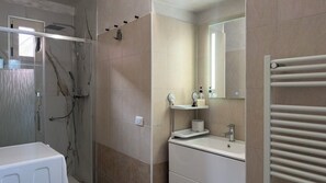 Dusche, Haartrockner, Bidet, Handtücher