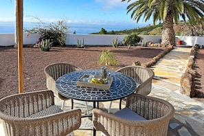 Outdoor dining - Beautiful newly built house with private pool (Tijarafe)