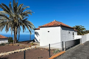 Property grounds - Beautiful newly built house with private pool (Tijarafe)