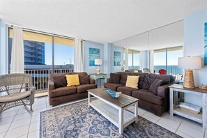 Appart'hôtel Signature, 2 chambres, balcon, vue plage | Salle de séjour | TV connectée de 32 pouces avec chaînes par satellite