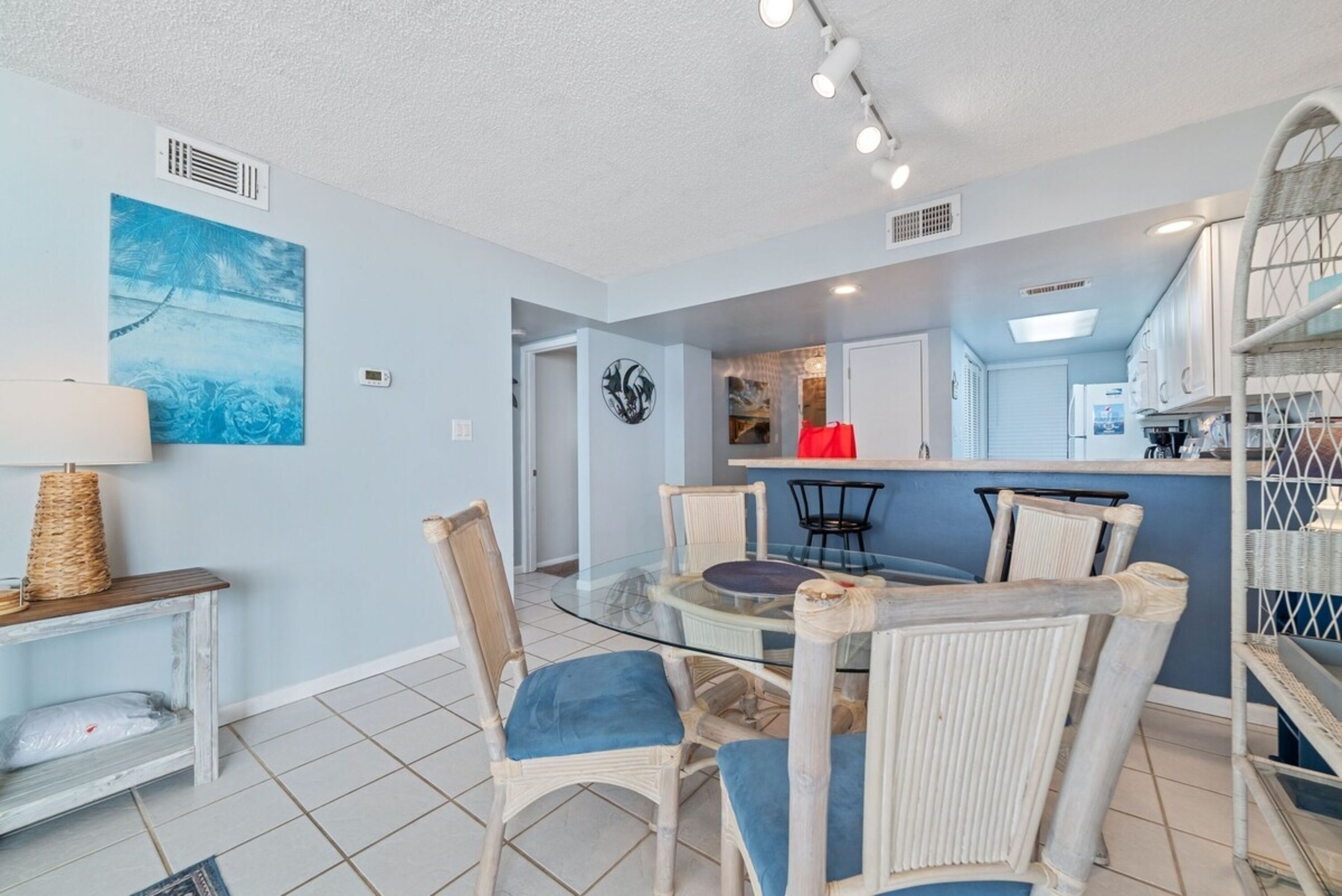 Apartamento Signature, 2 habitaciones, balcón, vistas a la playa | Servicio de comidas en la habitación