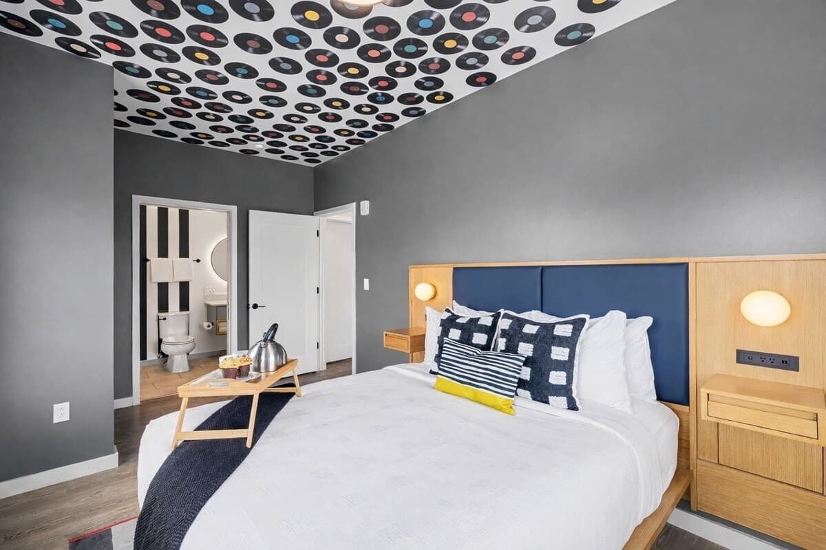 3 habitaciones, tabla de planchar con plancha y cuna de viaje 
