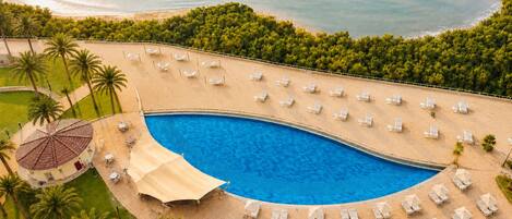 Piscine extérieure, parasols de plage, chaises longues