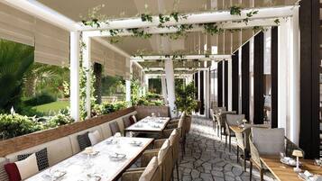 2 ristoranti; aperti a colazione, a pranzo, e a cena