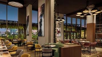 5 restaurants; breakfast, lunch, dinner, and brunch served
