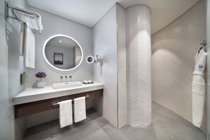 Panoraamahuone, 1 suuri parisänky, merinäköala | Kylpyhuone