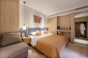 Ropa de cama de alta calidad, minibar y decoración personalizada 