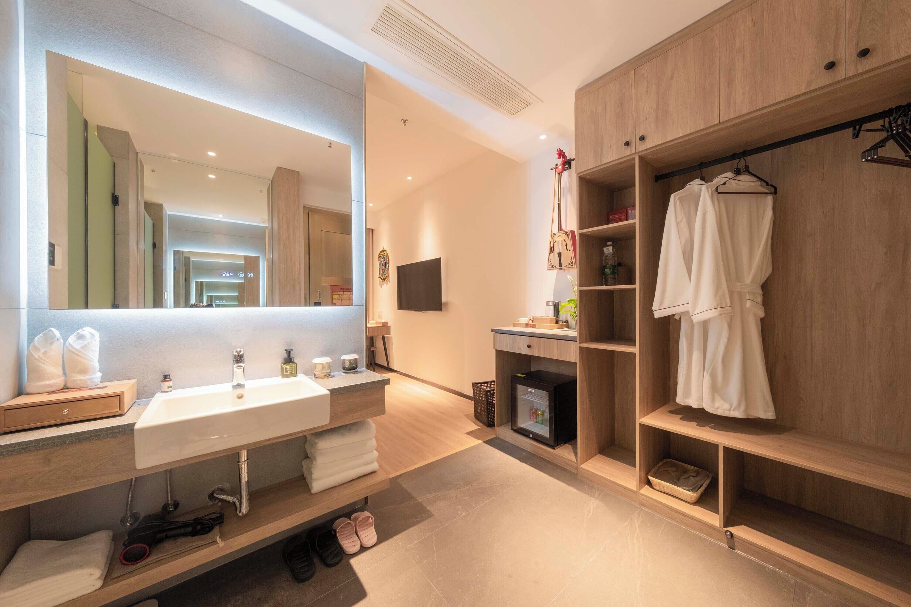 Classic Double Room, Courtyard View | Bathroom