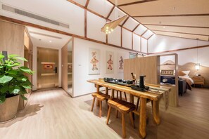 Ropa de cama de alta calidad, minibar y decoración personalizada 