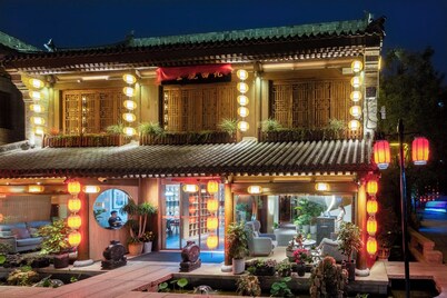 Nine Melodies View Courtyard Guesthouse