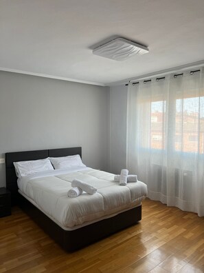 3 bedrooms, iron/ironing board, WiFi, bed sheets - Centrally located and spacious apartment in Gijón. Close to the beach. All services. (Gijón)