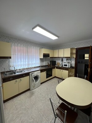 Private kitchen - Centrally located and spacious apartment in Gijón. Close to the beach. All services. (Gijón)