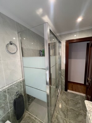 Hair dryer, bidet, towels, toilet paper - Centrally located and spacious apartment in Gijón. Close to the beach. All services. (Gijón)