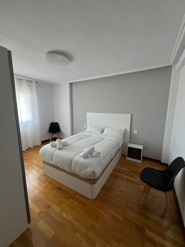 Centrally located and spacious apartment in Gijón. Close to the beach. All services.
