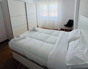 3 bedrooms, iron/ironing board, WiFi, bed sheets - Centrally located and spacious apartment in Gijón. Close to the beach. All services. (Gijón)