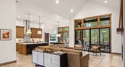 Luxe Caldera Escape w/ Forest Views, Private Hot Tub, Sauna, Game Room, Seasonal Pool, Bikes & More!