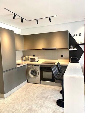 Fridge, microwave, oven, stovetop - À 2 Pas Du Tram | Studio Central • Parking - Free transfer - WiFi (Casablanca)