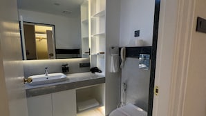 A modern bathroom with a built-in sink, a toilet, and a shower. - Divine OAK Stay  (Pildi)