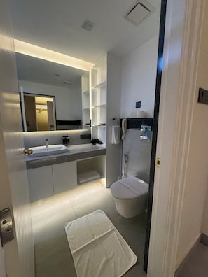 Executive Room | Bathroom | Shower, free toiletries, towels, soap
