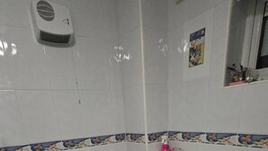 A small bathroom with a toilet, sink, and shower. - Room-eco-cottage Manchester (Manchester)