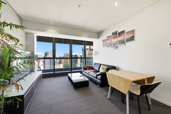 Apartment | Living area - Central Brisbane Stay With Gym and Pool Access (Brisbane)