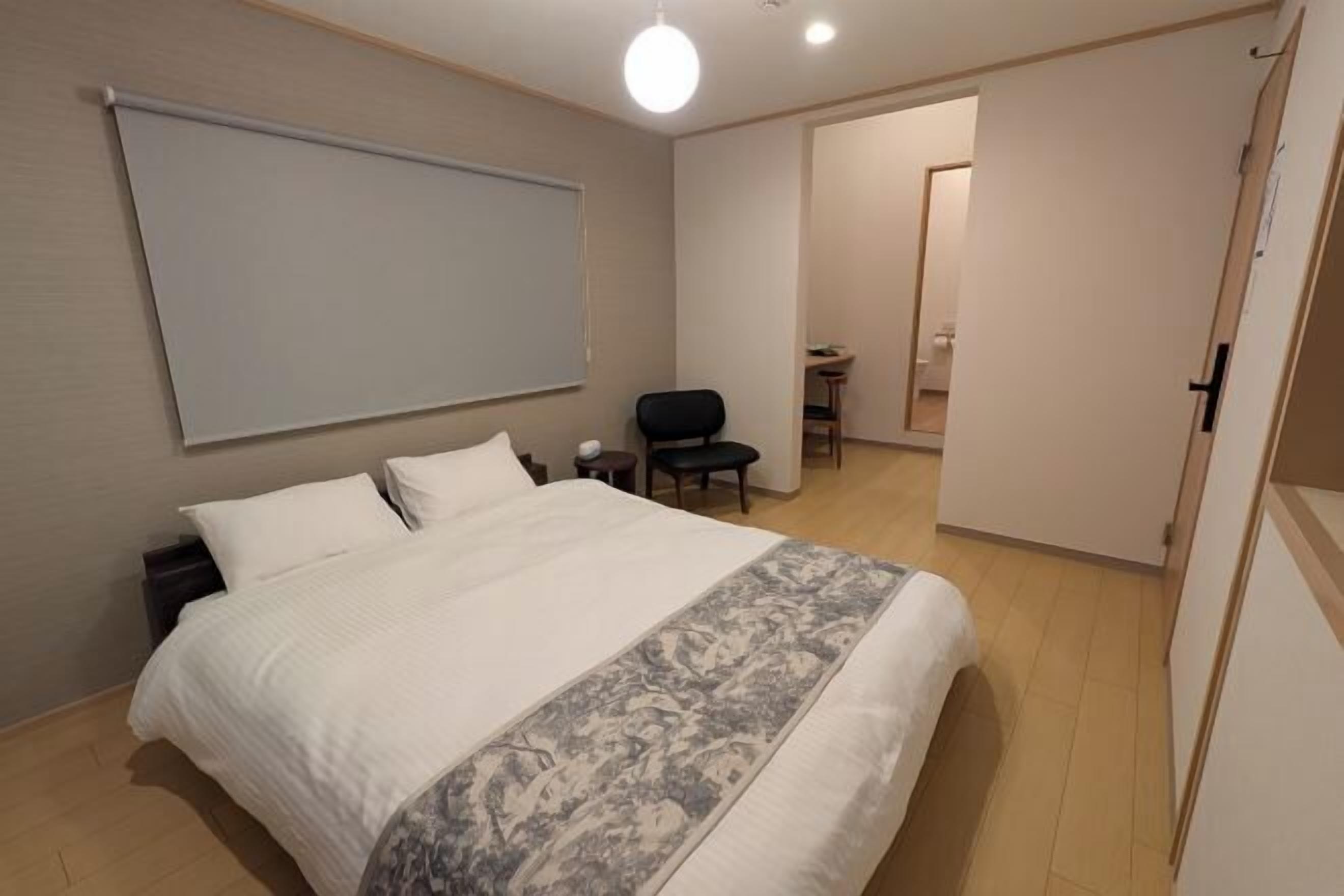 ห้องพักตกแต่งอย่างมีเอกลักษณ์, ตกแต่งพิเศษโดยเฉพาะ, ผ้าม่านกันแสง