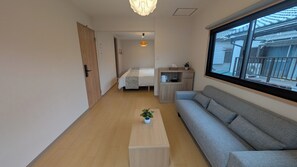 Suite superior, balcón | Sala de estar | Televisión de 32 pulgadas con canales digitales y Netflix 