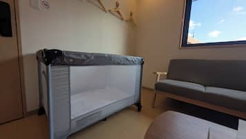 Suite Superior, vista giardino | Area soggiorno | TV 32 pollici con canali digitali, Netflix, servizi in streaming