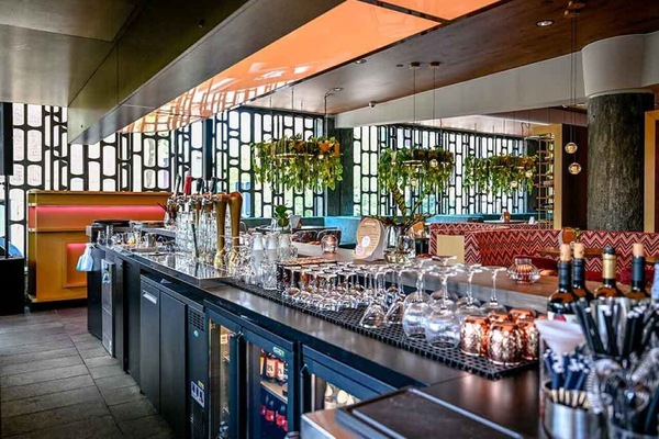 Linger over cocktails with a full-service bar at your fingertips.