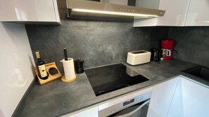 Kühlschrank, Mikrowelle, Ofen, Herdplatte